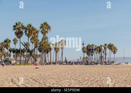 Los Angeles, CA - 19. November 2024: Kalifornien Strand in der Nähe von Venice Beach an einem sonnigen Tag Stockfoto