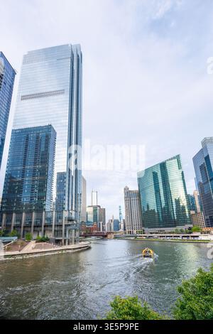 Chicago, Illinois, USA - 25. Mai 2025: Chicago Riverwalks mit modernen Gebäuden Stockfoto