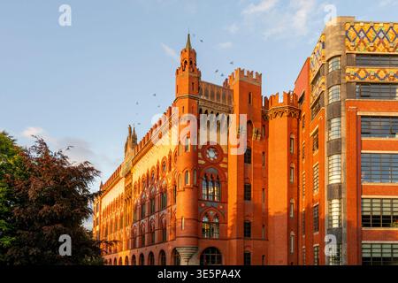 Die Teppichfabrik des historischen Templeton auf Glasgow Green besticht durch eine verzierte viktorianische Backsteinarchitektur mit Türmen, Bogenfenstern und dekorativen Patten Stockfoto