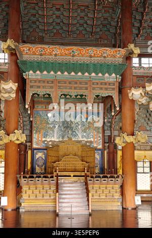 Goldener Thron und Irworobongdo Wandbild in der Injeongjeon Thronhalle des Changdeokgung Palace, UNESCO-Weltkulturerbe, Seoul, Südkorea Stockfoto