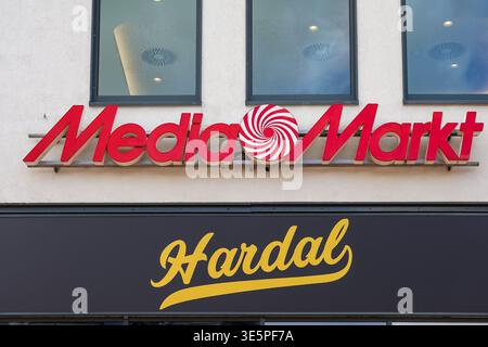 Neumünster, Deutschland - 29. März 2026: Schilder von MediaMarkt und Hardal auf einer Gebäudefassade sichtbar Stockfoto