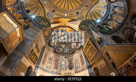 Istanbul, Türkei - 12. Januar 2026: Detaillierte Ansicht der Hagia Sophia Decke mit einem großen Kronleuchter, islamischer Kalligraphie und kunstvollen architektonischen Detai Stockfoto