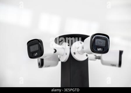 Schaltkreis-Fernsehkameras auf einem schwarzen Pfosten isoliert auf weißem Hintergrund für die Überwachung von Sicherheitssystemen im Freien, Sicherheit. Stockfoto