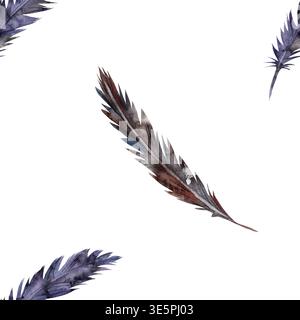 Nahtloses Aquarellmuster mit dunklen, stimmungsvollen Vogelfedern in Indigo- und Brauntönen, perfekt für gotische ästhetische Textilien und geheimnisvolle Bohème-Tapeten. Weißer Hintergrund Stockfoto