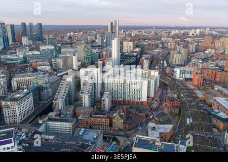 Aus der Vogelperspektive zeigt die Eisenbahninfrastruktur, die zur Victoria Station führt, umgeben von modernen Wolkenkratzern am frühen Sonnenaufgang. Stockfoto