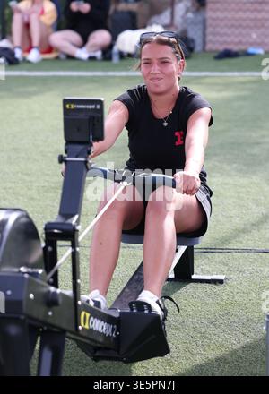 Sportlerin, die im Hyrox Camp im Kalimera Kriti Hotel & Village Resort, Sissi, Kreta, Griechenland, auf Rudermaschine trainiert. Stockfoto
