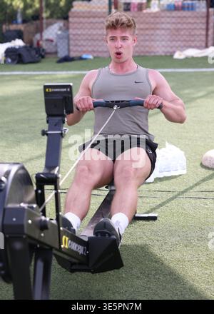 Männlicher Athlet, der während des Hyrox Camp im Kalimera Kriti Hotel & Village Resort, Sissi, Kreta, Griechenland, auf Rudermaschine trainiert. Stockfoto