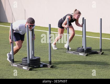 Athleten, die im Hyrox Camp im Kalimera Kriti Hotel & Village Resort, Sissi, Kreta, Griechenland, mit Gewichtschlitten fahren. Stockfoto