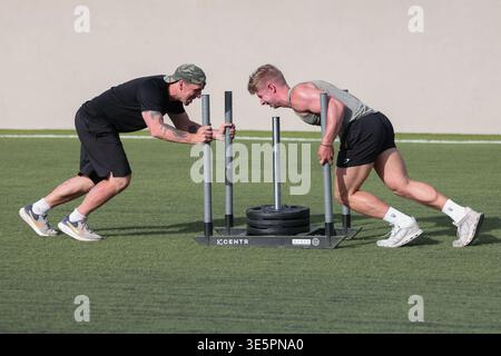 Athlet und Trainer, die Gewichtskutschen im Hyrox Camp im Kalimera Kriti Hotel & Village Resort, Sissi, Kreta, Griechenland. Stockfoto
