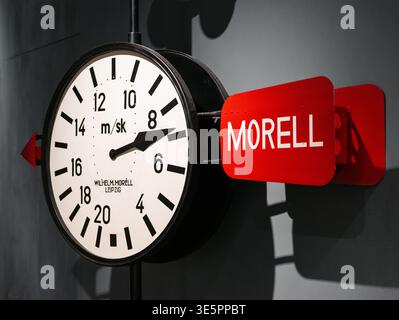 Vintage Morell Windgeschwindigkeitsanzeige. Klassisches industrielles Anemometer mit großem weißen Zifferblatt mit schwarzer Nummerierung in m/SK – industrielle Wetterüberwachung. Stockfoto