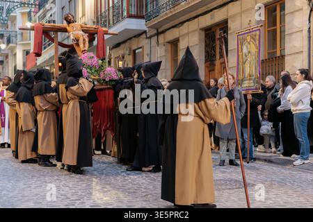 Religiöser Wagen mit Jesus am Kreuz und Bußgeldern während der Stationen des Kreuzes am 1. April 2026 in Alcoy, Spanien Stockfoto