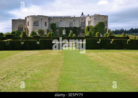 Chirk Castle steht in Wales mit grünen Gärten unter bewölktem Himmel im Vereinigten Königreich Stockfoto