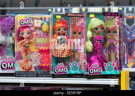 L.O.L. überraschende Modepuppen für Mädchen zum Sammeln in den Regalen des Spielwarengeschäfts Minsk, Weißrussland - 30. März 2026 Stockfoto