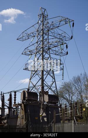Hochleistungs-Elektroinfrastruktur in Radcliffe Substation, Manchester, Großbritannien. Stockfoto