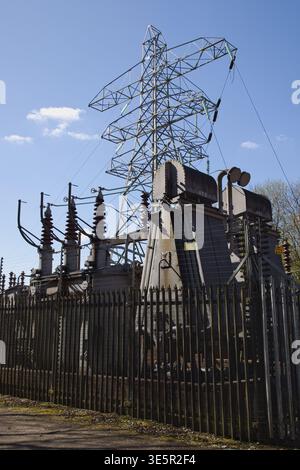 Steel Lattice Electricity Pylon und GT2 Umspannstation in Radcliffe Umspannstation, Manchester, Großbritannien. Stockfoto