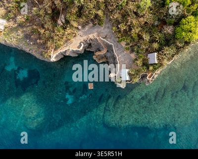 Pitogo Cliffs, Siquijor, Philippinen – 12. April 2025: Von oben aus der Luft sehen Sie felsige Klippen mit einem Fußweg an der Küste. Stockfoto