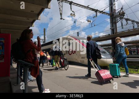 FRANKREICH, TOULOUSE, 2024-05-31. Bahnsteig des Bahnhofs Matabiau. Fotografiert von Sebastien PIGNOL.FRANCE, TOULOUSE, 2024-05-31. Quai de la gare Matabiau Stockfoto