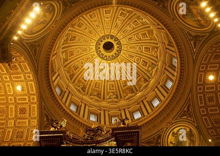 Innenraum der St. Peter Basilika, Rom, Italien Stockfoto