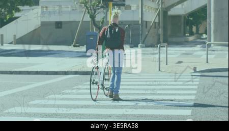 Walking man in roter karierter Jacke mit Rucksack, der weißes Fahrrad über den Stadtübergang schiebt, roter Rand Stockfoto