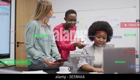 Zusammenarbeit mit drei Frauen in Geschäftskleidung, die sich im Besprechungsraum über Laptop, Whiteboard und Telefon beugen Stockfoto
