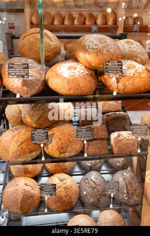 RUSSLAND, Ufa - 27. März 2026: Tsentralnyy Trading Complex. In einer lokalen Bäckerei finden Sie in den Regalen eine Auswahl an frisch gebackenem Brot, darunter Sauerteig Stockfoto