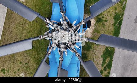 Blauer Hubschrauber Hauptrotorsystem Top-Down-Drohne Erschossen Riga Lettland Stockfoto