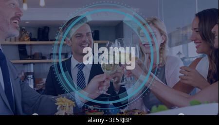 Vier Kollegen in Anzügen, die Weingläser in der Restaurantbar hochheben, mit digitaler Überlagerung Stockfoto
