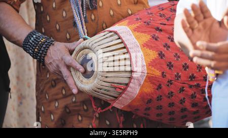 Delhi, Indien - 19. September 2025: Indischer Ganesha-Festivalmusiker, der traditionelle Madal-Trommel spielt Stockfoto