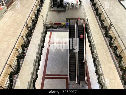 Stockwerke und Rolltreppen der Metrocity Shopping Mall im Sisli District in Istanbul, Türkei. Metro City, eröffnet am 30. April 2003, ist ein modernes Einkaufszentrum. Stockfoto