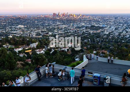 Blick auf die Innenstadt von Los Angeles, Kalifornien, vom Griffith Park und dem Griffith Observatory mit Touristen, die die Aussicht genießen und Fotos von der Skyline machen Stockfoto
