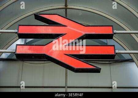Großes Schild mit dem „Doppelpfeil“ von British Rail vor einem Network Rail-Bahnhof in Reading, Berkshire, England, Großbritannien Stockfoto