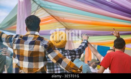 Die Menschen feiern den Indianertag in Moskau und genießen die Festivalatmosphäre unter dem bunten Zelt Stockfoto