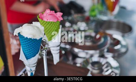 Bunte Eiskegel in Waffelbechern, die an einem Straßenmarkt verkauft werden Stockfoto