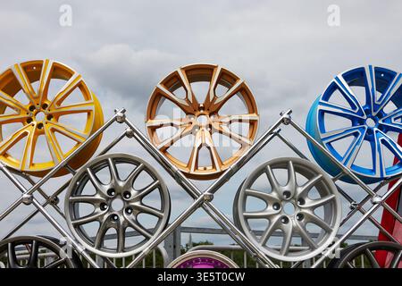 Viele Autoräder unterschiedlicher Bauart Stockfoto