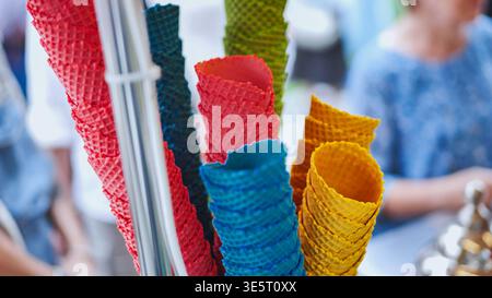 Farbenfrohe Waffelkegel, die einen süßen Leckerbissen auf einem Street Food Market bieten Stockfoto
