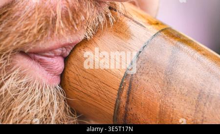 Mann, der Holzdidgeridoo beim India Day Festival in Moskau spielt, Detailansicht Stockfoto