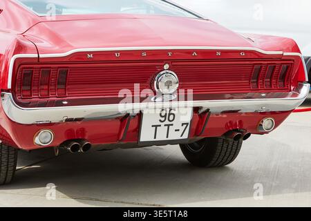 Paris, Frankreich, 20. August 2022: Das Heck eines roten Ford Mustang GT Stockfoto