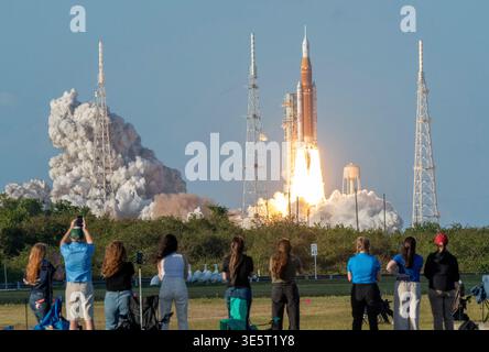 ARTEMIS II startete am 1. April 2026 mit vier Astronauten. Sie begann ihre Reise um den Mond, die erste seit 54 Jahren. Stockfoto