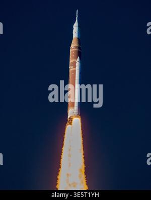 ARTEMIS II startete am 1. April 2026 mit vier Astronauten. Sie begann ihre Reise um den Mond, die erste seit 54 Jahren. Stockfoto