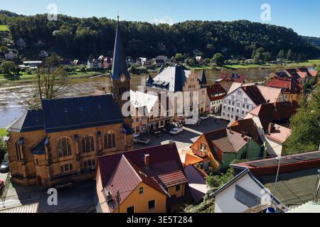 Panoramablick auf Stadt Wehlen: Draufsicht auf den historischen Marktplatz, die Stadtkirche und die Elbschleife in der Sächsischen Schweiz, Sachsen Stockfoto