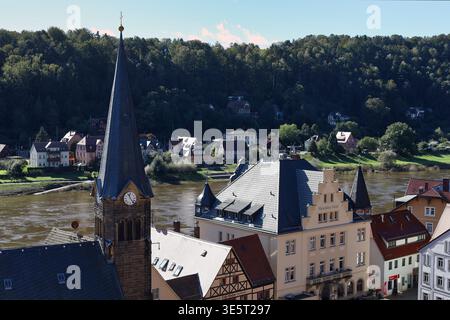 Panoramablick auf Stadt Wehlen: Draufsicht auf den historischen Marktplatz, die Stadtkirche und die Elbschleife in der Sächsischen Schweiz, Sachsen Stockfoto