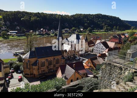 Panoramablick auf Stadt Wehlen: Draufsicht auf den historischen Marktplatz, die Stadtkirche und die Elbschleife in der Sächsischen Schweiz, Sachsen Stockfoto
