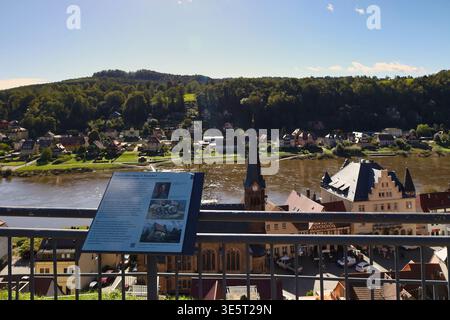 Aussichtspunkt Burgberg in Stadt Wehlen: Informationstafel mit Panoramablick auf die Stadtkirche, den Marktplatz und das Elbtal, Sachsen Stockfoto
