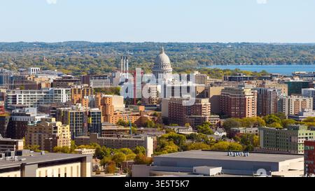 Ein Blick aus der Vogelperspektive auf das Stadtzentrum von Madison, WI, mit dem historischen Wisconsin State Capitol in der Mitte. Stockfoto