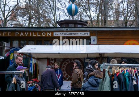 Besucher stöbern auf dem Flohmarkt am Boxhagener Platz in Berlin Friedrichshain. Stockfoto