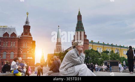 Moskau, Russland - 17. August 2025: Besucher besuchen den Roten Platz mit dem Staatlichen Historischen Museum und den Kreml-Türmen in Moskau Stockfoto