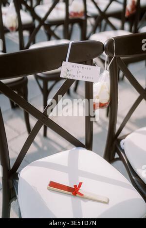 Mikro-Hochzeitseinrichtung Mit Schwarzen Stühlen Und Weißen Kissen Stockfoto