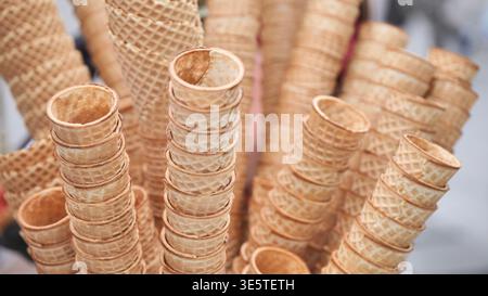 Leere Waffelkegel stapeln, um Eis an einem Verkaufsstand zu servieren Stockfoto
