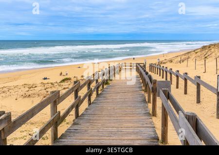 Holzsteg führt zum Messanges Beach in landes, frankreich Stockfoto