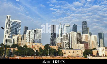 Skyline von Moskau City mit modernen Wolkenkratzern und Wohngebäuden Stockfoto